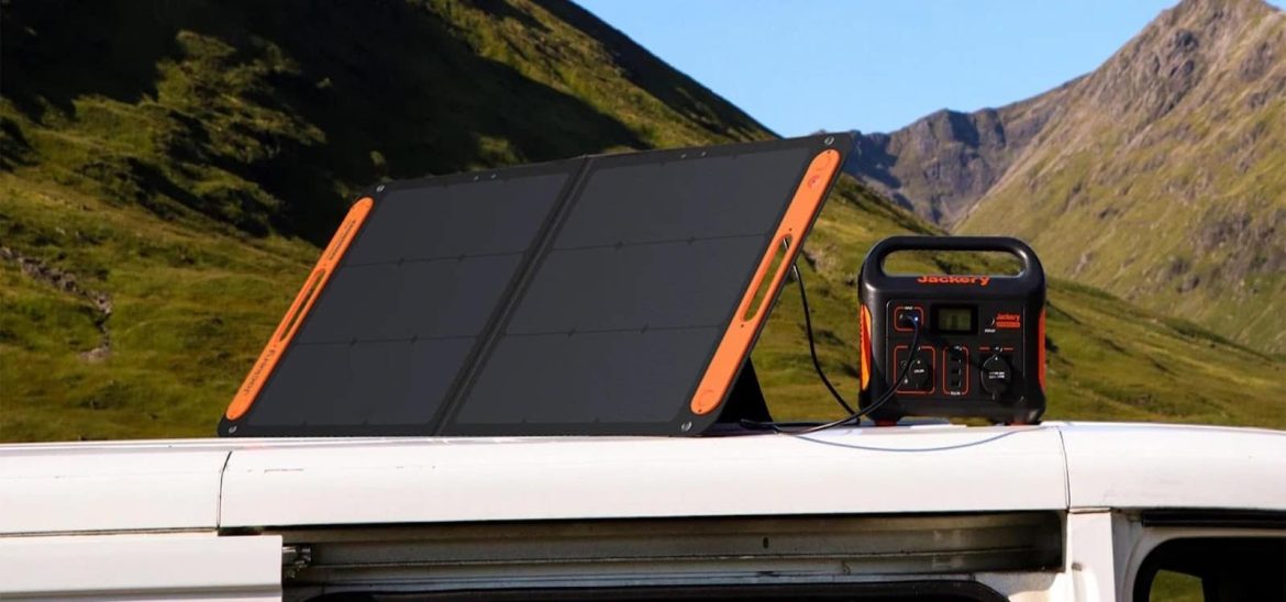 Un "Jackery Générateur Solaire" compact et robuste, parfait pour recharger les appareils électroniques lors d'activités en extérieur ou en cas de besoin d'énergie portable