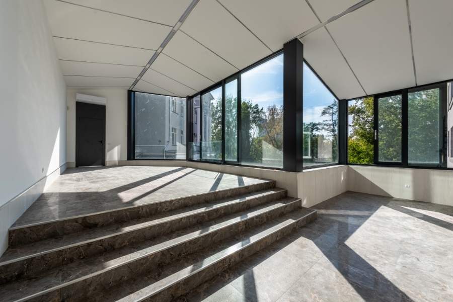 Intérieur lumineux avec verrière sur mesure et sol en marbre