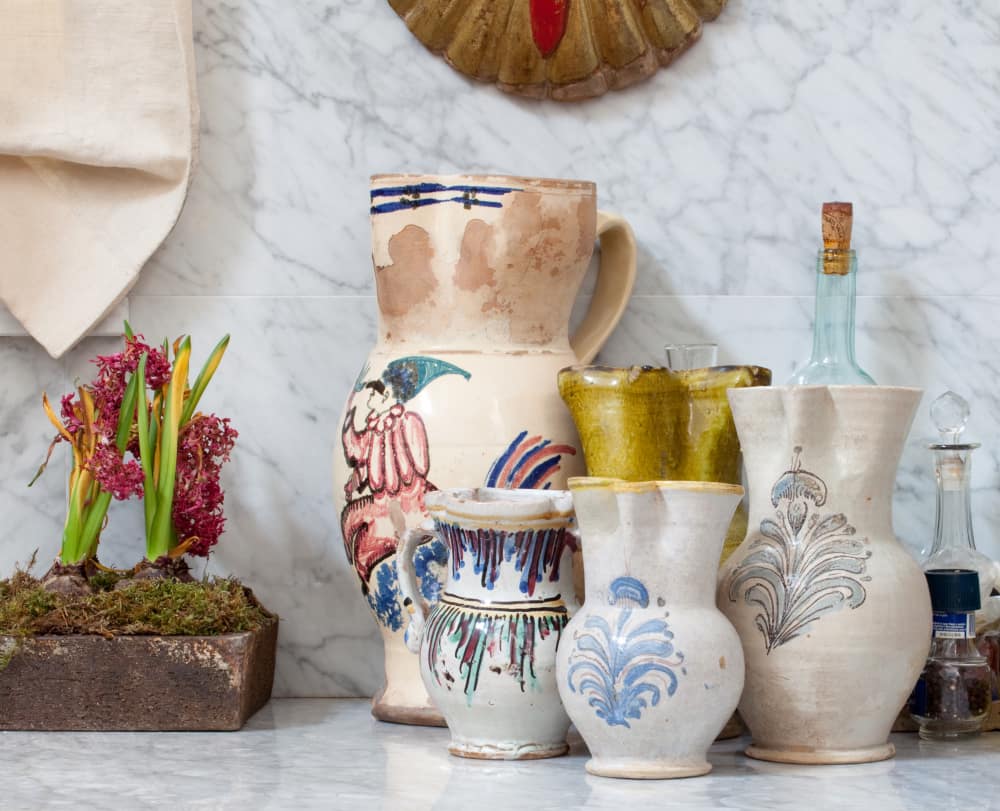 Pichets décoratifs en céramique artisanale Collection de pichets et vases en céramique artisanale sur un comptoir de cuisine en marbre.