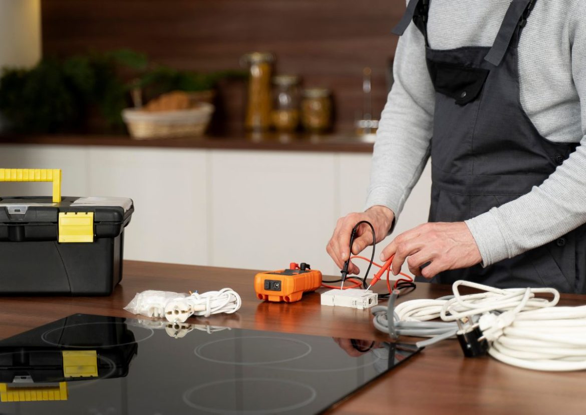 Diagnostic et réparation du Matériel électrique maison par un professionnel. Un technicien utilisant un multimètre pour tester le Matériel électrique maison (câblage et connecteurs) sur un plan de travail.