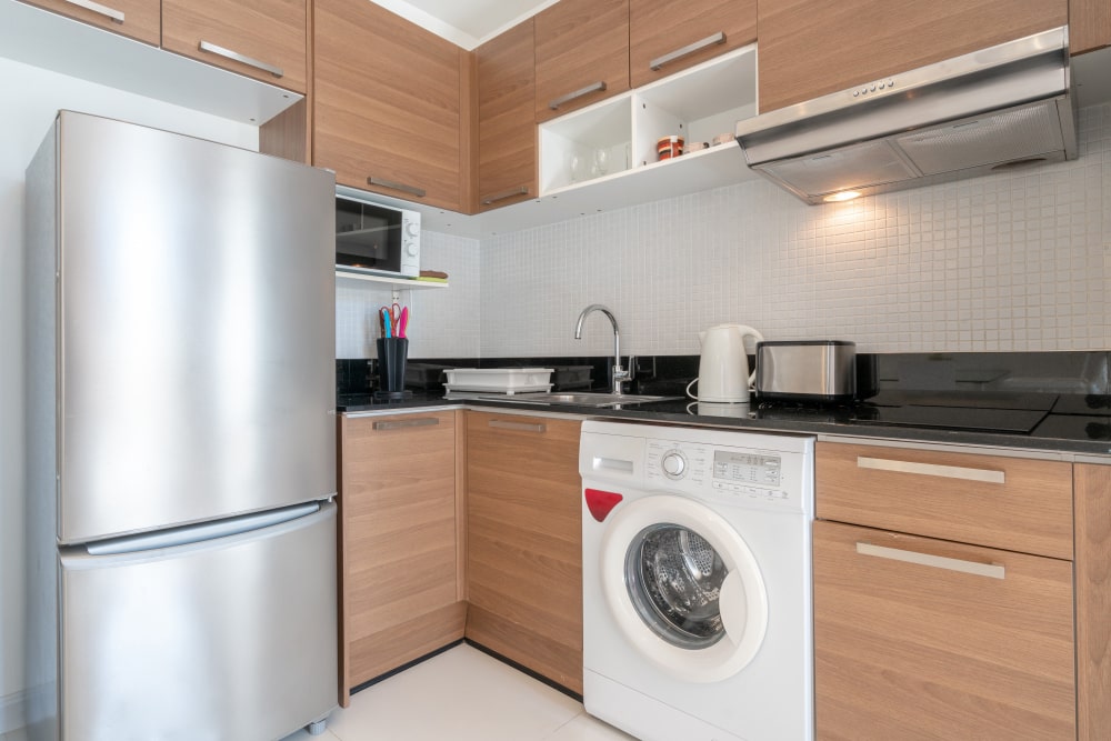 Design d’une cuisine contemporaine et fonctionnelle Cuisine moderne aménagée avec électroménagers inox et armoires en bois clair.