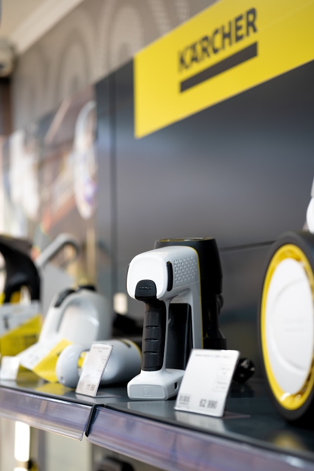 Gros plan sur des appareils de nettoyage Karcher neufs en exposition sur une étagère