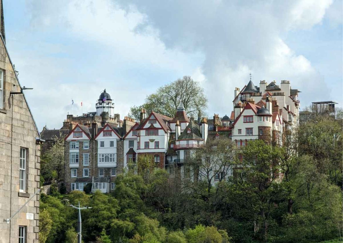 Vue panoramique sur des résidences historiques à l’architecture traditionnelle, illustrant le charme unique de l’immobilier en Bretagne.