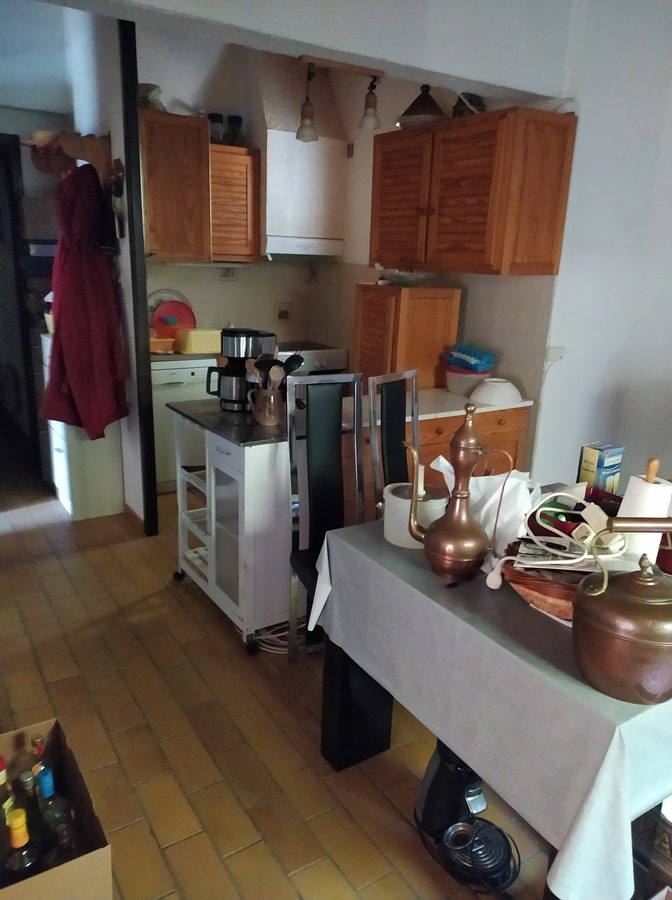 Cuisine rustique avec vaisselle en cuivre et petit électroménager lors d'un tri pour un débarras maison