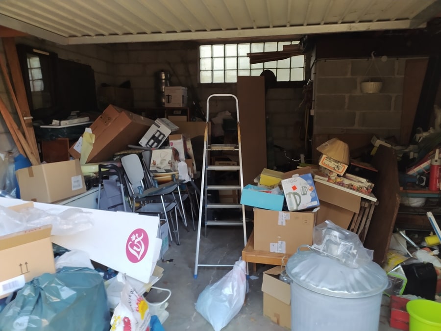 Garage encombré de cartons, meubles et objets divers avant une prestation de débarras maison